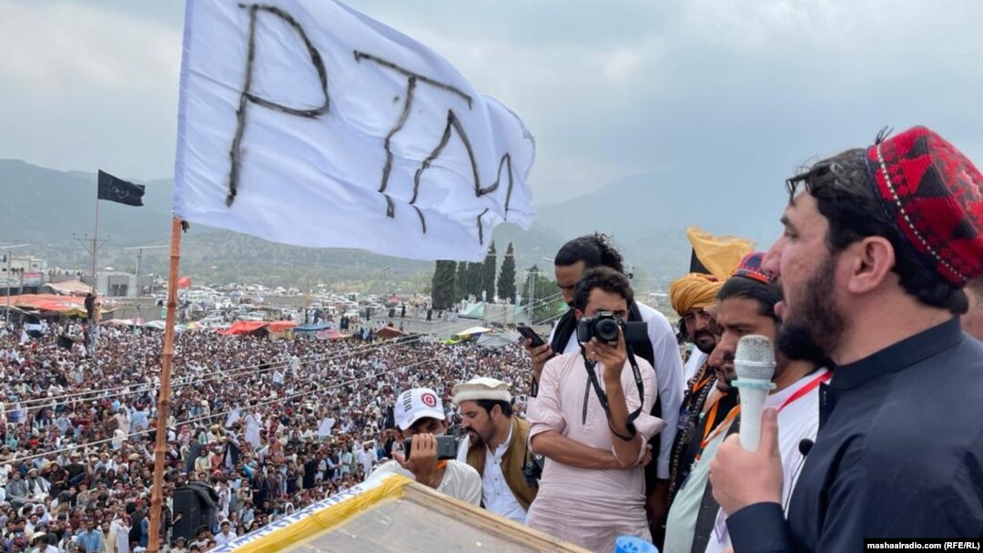 د پښتون ژغورنې غورځنګ مشر منظور پشتین په جنوبي وزیرستان کې یوې ولسي غونډې ته وینا کوي - پخوانی انځور.