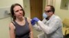 Сиэтлдагы "Kaiser Permanente Washington" борборунда фармацевт ыктыярчыга коронавирустун вакцинасын сынап көрүү үчүн сайып жатат. 16-март, 2020-жыл.