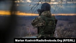 Український військовий на териконі під селищем Золоте-4