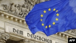 Германи -- Европан Бертан байракх ю Бундестаг чохь йолчу Рейхстаган гlишлонна тlехь, Берлин 5Ман2009
