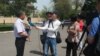 Митингди чагылдырганы келген журналисттер эл чогулбагандыктан уюштуруучулар менен гана маектешип, тарап кетти.