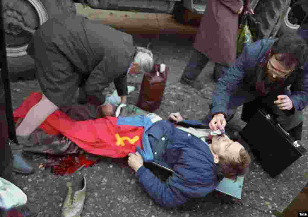 Yeltsin's Interior Ministry estimated that around 600 heavily armed men had taken up the defense of the parliament building by the night of October 3. On October 3, pro-parliament demonstrators broke through police lines surrounding the parliament building. Yeltsin declared a state of emergency in Moscow.