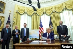 Президент Трамп подписывает указ об ответных тарифах. 13 февраля 2025 года
