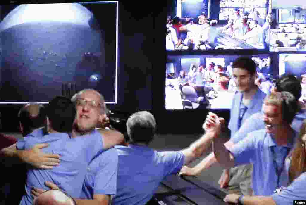 Članovi NASA-inog tima sa oduševljenjem su pratili uspješno slijetanje rovera