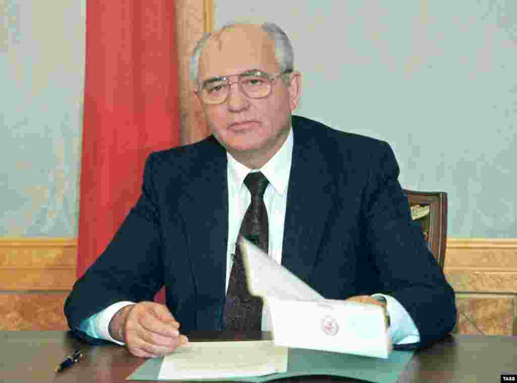1991 елның 25 декабрендә Совет берлеге президенты Михаил Горбачев вазифасыннан китүен игълан итә. 26 декабрь берлекнең юкка чыгу көне санала. Нәтиҗәдә 15 бәйсез ил барлыкка килә. Татарстан Мәскәү белән мөнәсәбәтләрдә үз вәкаләтләрен арттыруга ирешсә дә, татар бәйсезлек хәрәкәтенең өметләре акланмый.