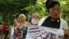 Розлана Таукина (оңдо) Алматыдагы митинг учурунда, 24-июнь, 2009