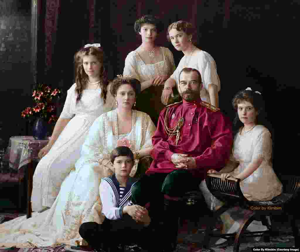 Николай II со своей семьей в 1914 году. 