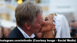 A blog post by anticorruption blogger Aleksei navalny claims that Kremlin spokesman Dmitry Peskov lives in a multimillion-dollar home purchased by his then wife-to-be Tatiana Navka earlier this year. 