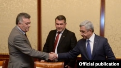 Заместитель председателя партии «Наследия» Армен Мартиросян и руководитель парламентской фракции партии Рубик Акопян в время встречи с президентом Армении Сержем Саргсяном, 11 марта 2015 г. 
