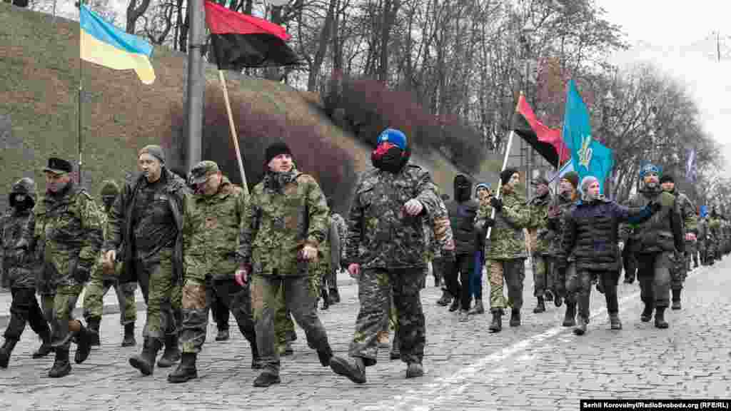 Націоналісти з добровольчого батальону &laquo;ОУН&raquo; після того, як розгромили офіс Ахметова, відділення &laquo;Сбербанку Росії&raquo;, а також &laquo;Альфа-банку&raquo;, йдуть ходою на віче на майдан Незалежності