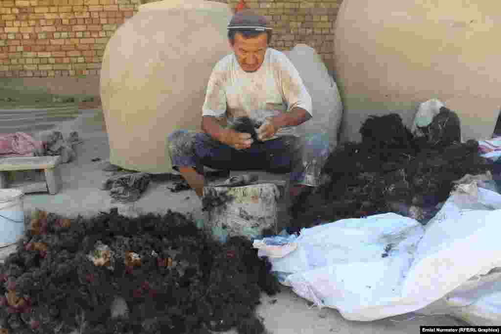 Sheep’s wool is added to the clay to make it stronger.