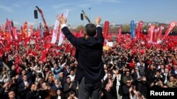 Turkish opposition politician Ozgur Ozel addresses the crowd at a rally in Istanbul on March 29 protesting the arrest and detention of the city's mayor, Ekrem Imamoglu. 