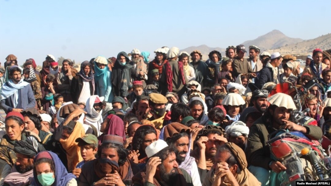 په خوست کې یوشمېر وزیرستاني کډوال د نغدي او نورو مرستو ترلاسه کولو لپاره د انتظار پر مهال - پخوانی انځور.