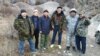 Убитый прокурор Анарбай Мамажакыпов (четвертый слева), обвиняемый Мелис Калыков (первый слева).
