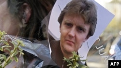 Picture of Aleksandr Litvinenko outside London's University College Hospital