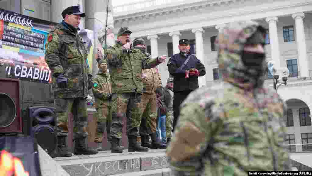 Віче. Виступає командир добровольчого батальйону &laquo;ОУН&raquo; Микола Коханівський