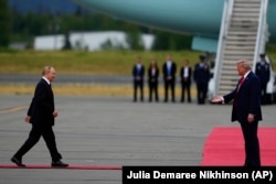 Президент Дональд Трамп приветствует президента России Владимира Путина, 15 августа 2025 года, Аляска