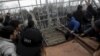 Mijëra migrantë të bllokuar në kufirin Greqi-Maqedoni
