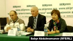 "Бир дүйнө Кыргызстан" укук коргоо кыймылынын кызматкерлери маалымат жыйында. 31-март, 2015-жыл. 