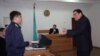 Слева - сотрудник Бостандыкской районной прокуратуры Адилет Куандыков, в центре - судья Бостандыкского районного суда Ералы Бекбаев, справа - представитель "Правдивой газеты" Рамазан Есергепов. Алматы, 12 февраля 2014 года. 