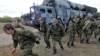 Военные тренируются на совместных российско-белорусских учениях на фоне автомобиля, укомплектованного С-300. 