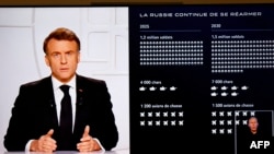 Prezident Emmanuel Makron 5-nji martda göni ýaýlymda halka ýüzlenýär we ekranda Russiýanyň harby güýçleriniň kuwwaty grafiki görnüşde görkezilýär.