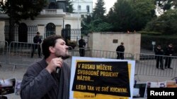 Шен маж лоргуш ву Amnesty International организацино вовшахтоьхначу акцин декъашхо ПрахIерчу Оьрсийчоьнан векалаллана хьалха. ГIад7, 2014