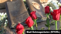 Flowers placed at the monument to Kazakh independence in Almaty on December 16. 