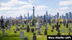 Cimitirul Calvary din Queens, New York., 11 aprilie 2020