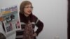 Розлана Таукина, редактор "Правдивой газеты", показывает в суде один из номеров издания. Алматы, 10 февраля 2014 года. 