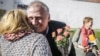 Мікола Статкевіч пасьля вызваленьня з ІЧУ на завулку Акрэсьціна, 2017 год. Ілюстрацыйнае фота
