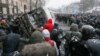 Мітингувальники перевертають згорівший автобус міліції, Київ, 21 січня 2014 року