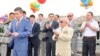 Бергей Рыскалиев (слева) в бытность акимом Атырауской области, 22 июля 2009 года. 
