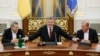 Ахтем Чийгоз, Петро Порошенко та Ільмі Умеров під час зустрічі в Адміністрації президента, 27 жовтня 2017 року