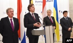 (Зліва направо) Міністр закордонних справ Люксембургу Жан Ассельборн, міністр закордонних справ Нідерландів Берт Кундерс, міністр закордонних справ Бельгії Дідьє Рендерс та міністр закордонних справ України Павло Клімкін у Києві. 23 листопада 2015 року
