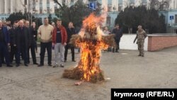 Акмәчеттә урыс активистлары Эрдоган карачкысын яндыра