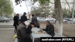 Aşgabadyň ýaşaýjylary köçede küşt oýnaýar