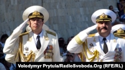 Парад приймають командувачі російського і українського флотів Олександр Федотенков (л) і Юрій Іл’їн (п)