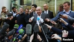 Berezovski u obraćanju medijima ispred sudnice, 31. avgust 2012.