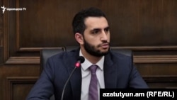 Рубен Рубинян во время парламентских брифингов, Ереван, 1 апреля 2019 г.