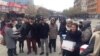Shoqëria civile duke dorëzuar peticionin në Kuvend