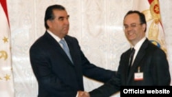 Tajik President Emomali Rakhmon (left) with Portuguese lawmaker and vice chairman of the NATO Parliamentary Assemly's Committee on the Civil Dimension of Security, Vitalino Canas, in Dushanbe on April 21
