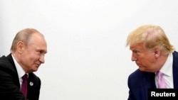 ABŞ-nyň prezidenti Donald Tramp (sagda) we Russiýanyň prezidenti Wladimir Putin (faýl suraty)