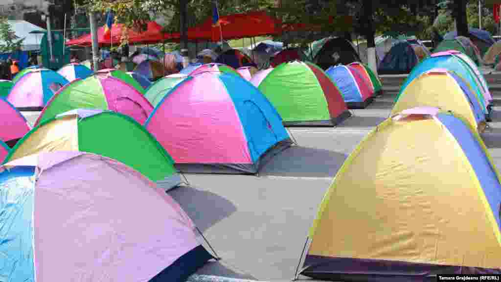 „Orășelul Victoriei”- corturi instalate de simpatizanții socialiștilor și ai Partidului Nostru.