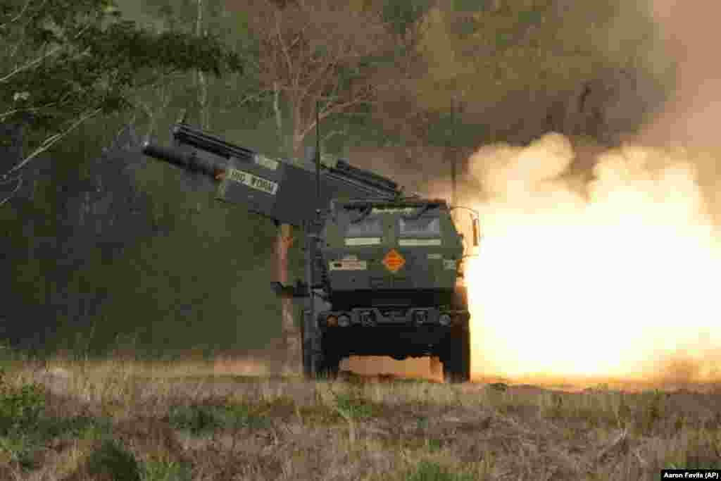 Ýokary çaltlykda hereket edip bilýän HIMARS artilleriýa ulgamy Berlen ýardam toplumynda HIMARS üçin raketalar bolar. Ukraina iberilýän HIMARS goýberijileriniň üpjünçiligi barada, doly bir zat aýdylmaýar. 