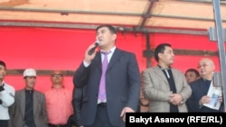 Ata-Jurt party leader Kamchybek Tashiev exhorted the crowd to "take power" ahead of the violence.