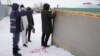 Полицейские на месте тройного убийства семьи Запрометовых. Поселок Янайкино Западно-Казахстанской области, 15 января 2020 года. Фото предоставлено газетой «Уральская неделя».

