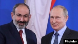Премьер-министр Армении Никол Пашинян (слева) и президент России Владимир Путин