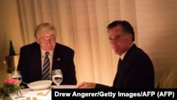 Președintele ales Donald Trump cu Mitt Romney la Restaurantul Jean Georges din New York, 29 noiembrie 2016