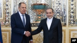 Iranian Foreign Minister Abbas Araqchi is seen greeting his Russian counterpart, Sergei Lavrov (file photo).